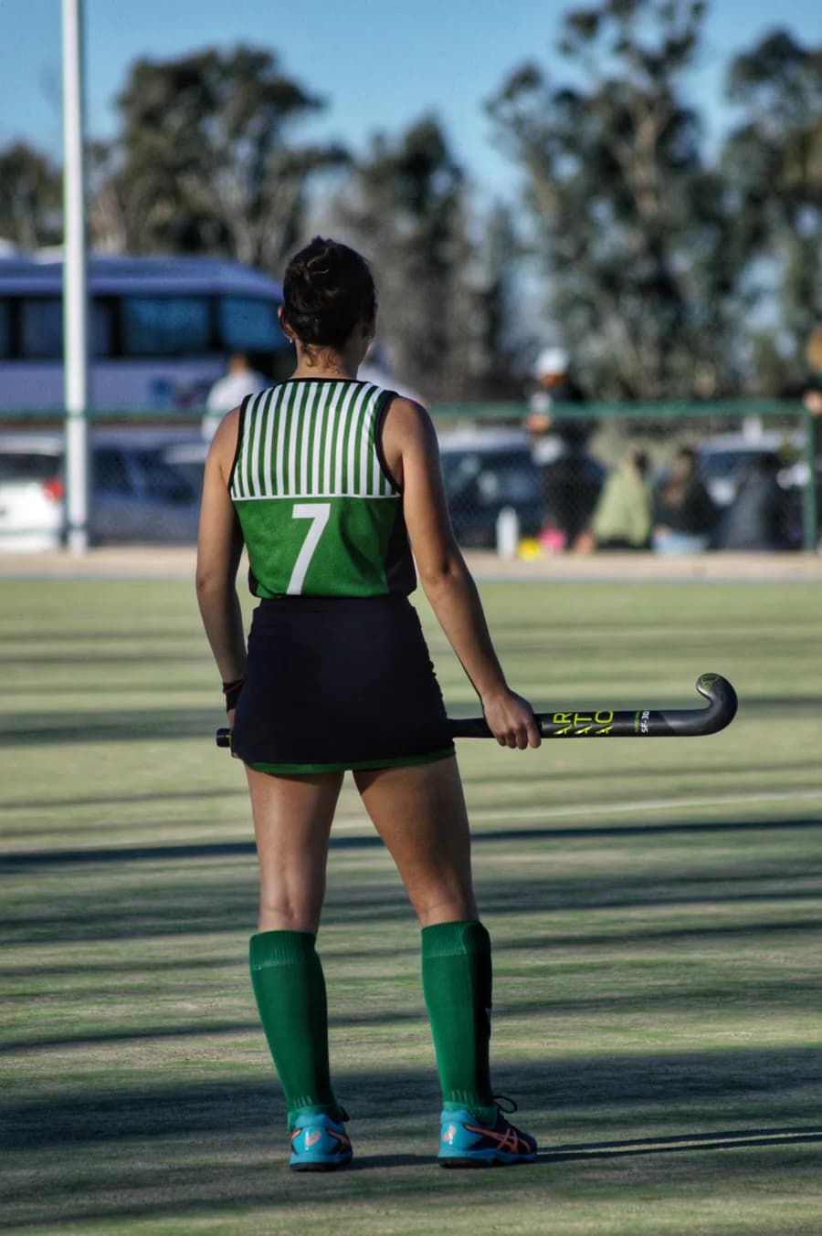 Aratac-sponsored hockey athlete walking towards the pitch
